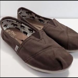 Brown TOMS size 9